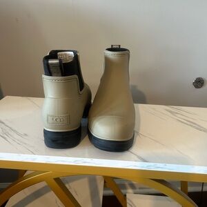 UGG Droplet Chelsea Women’s Rain Boot 10M Perfect Condition